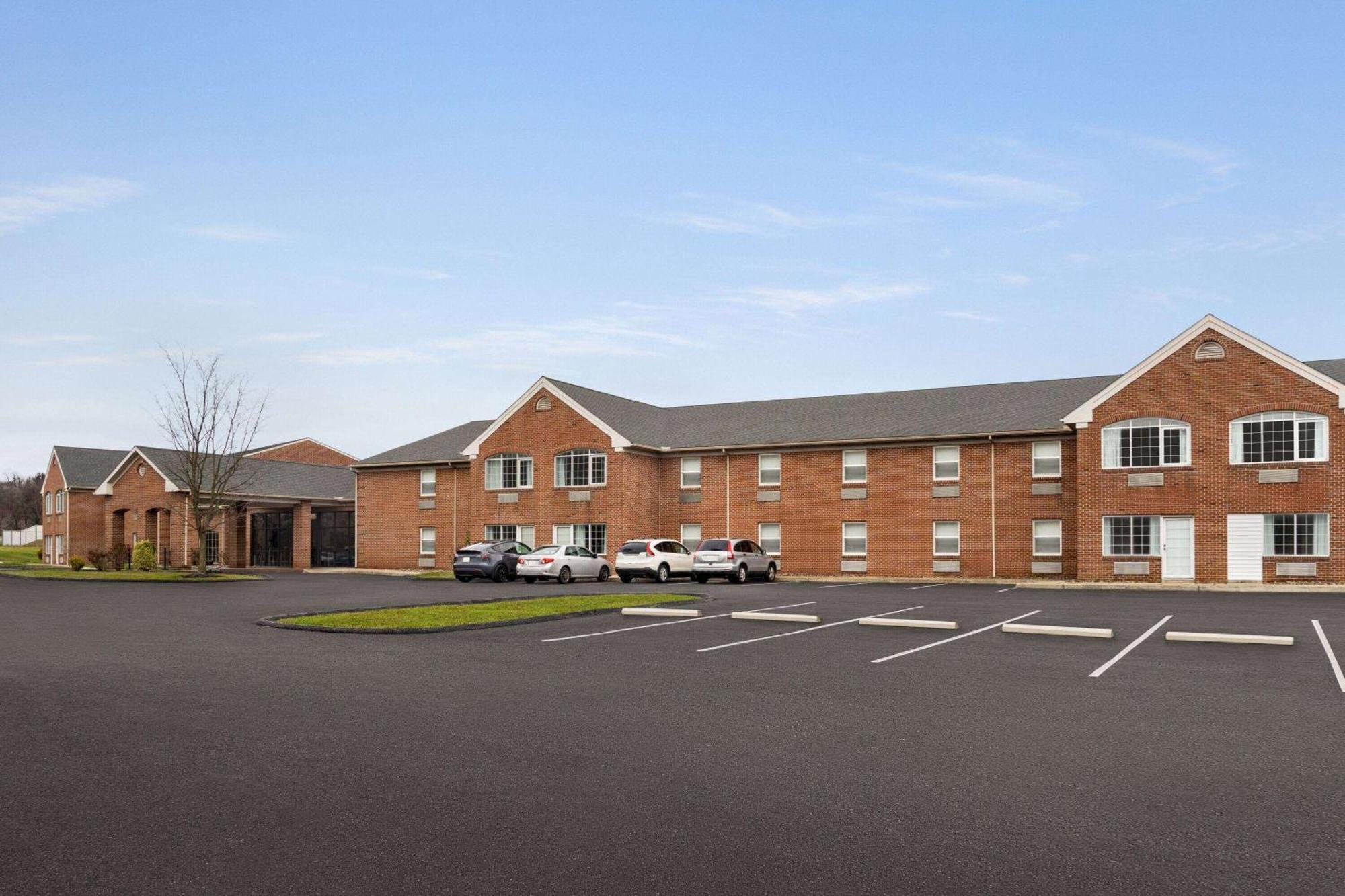 Days Inn & Suites By Wyndham Lancaster Amish Country Mountville Exterior foto